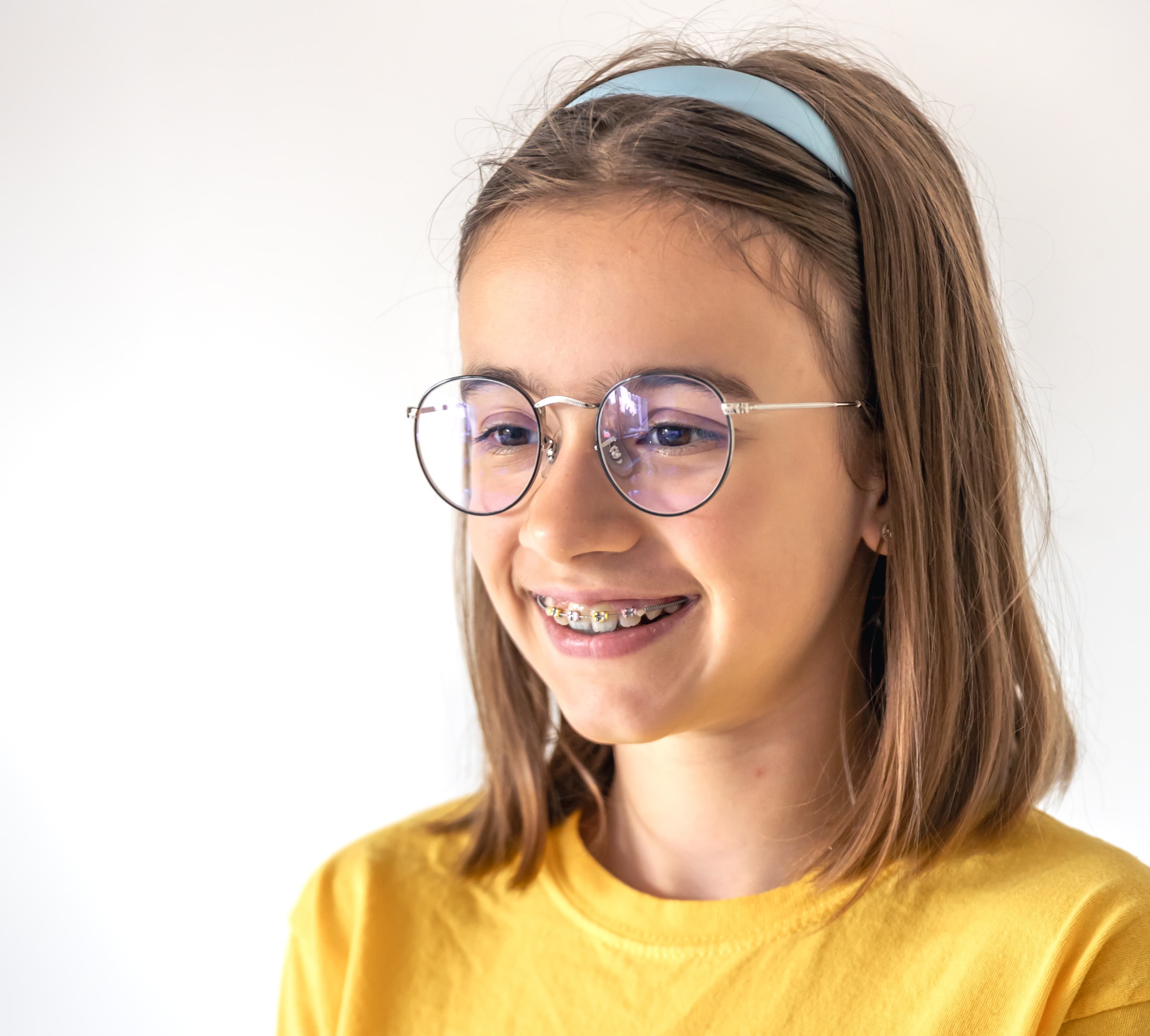 Élève du collège souriante, ses cahiers dans les bras