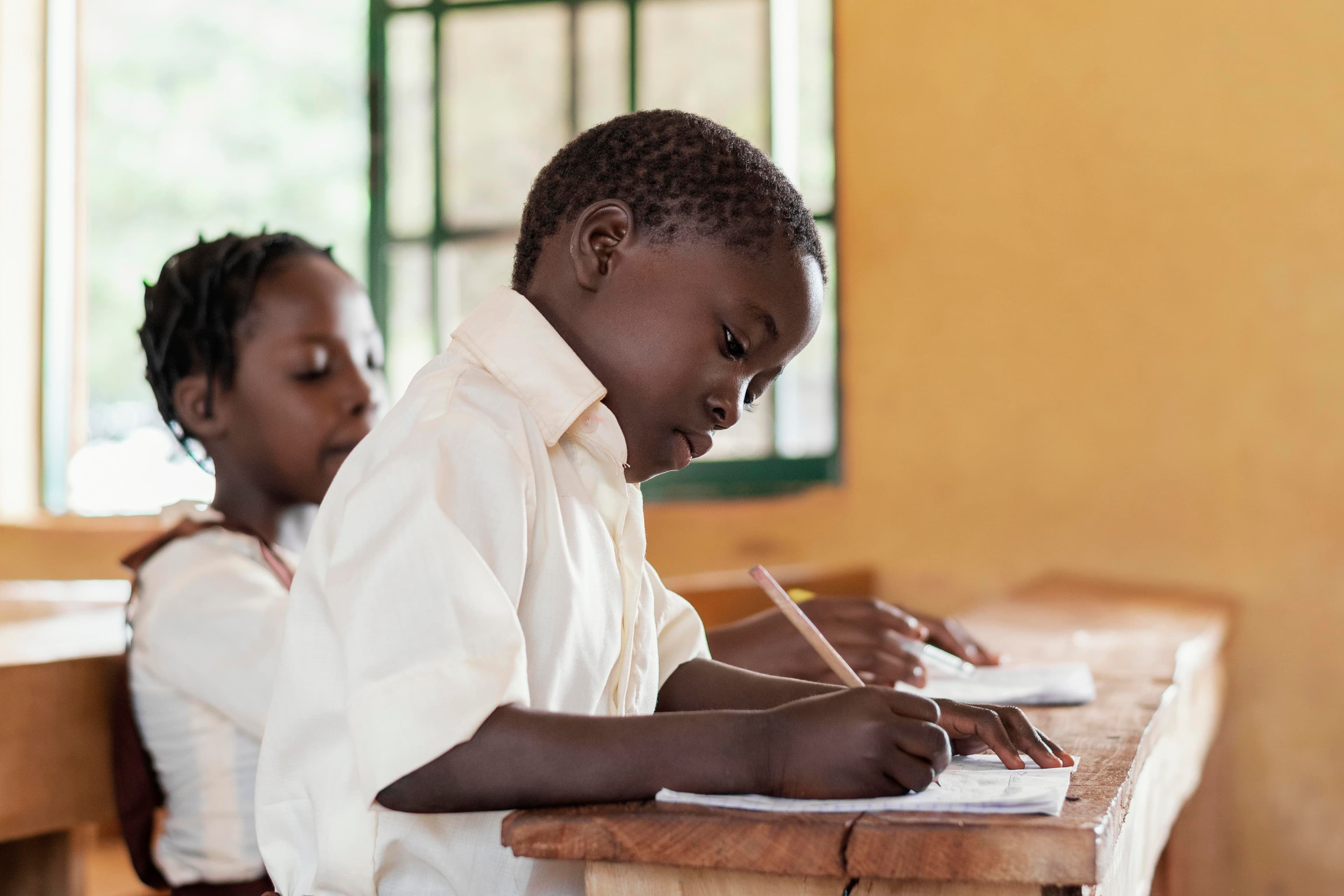 Groupe d'élèves souriants dans leur salle de classe