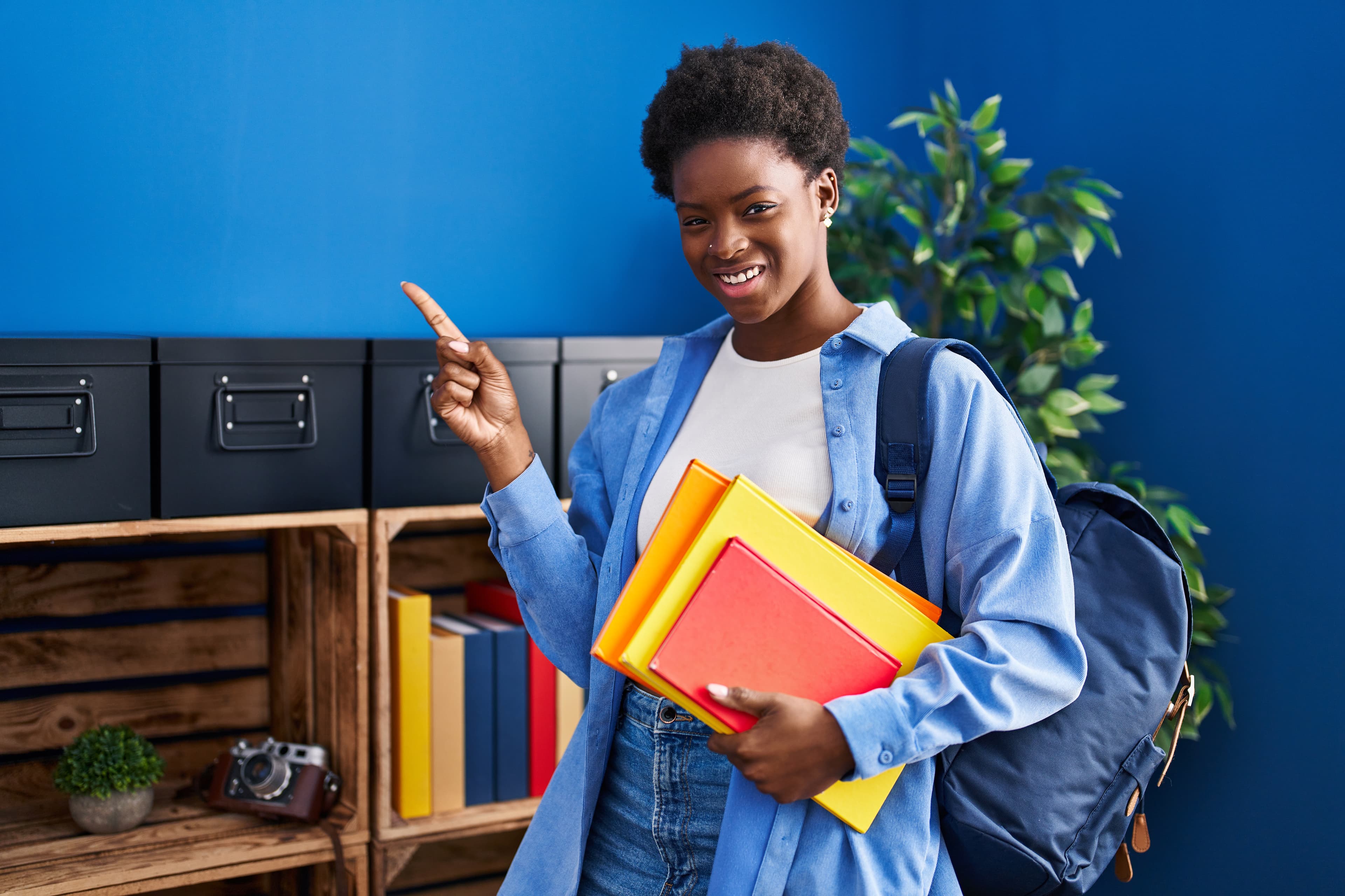 Élève souriante, sac à dos sur l'épaule, invitant à rejoindre l'école